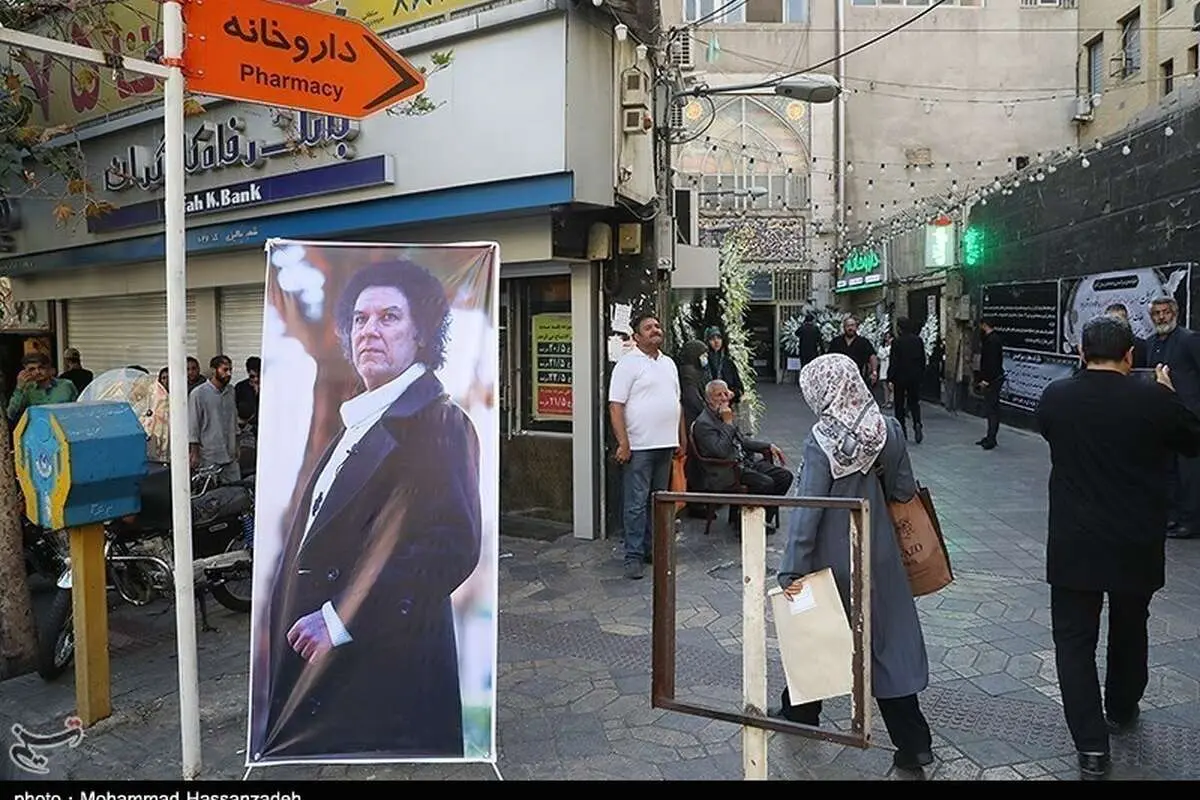 (عکس) جواد یساری در مراسم ترحیم بازیگر برنامههای طنز