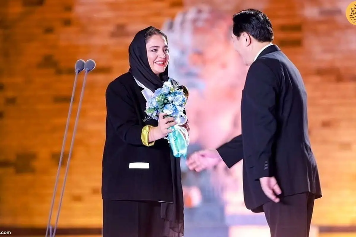 (ویدئو) بغض نرگس محمدی پس از کسب اولین جایزه بین المللی
