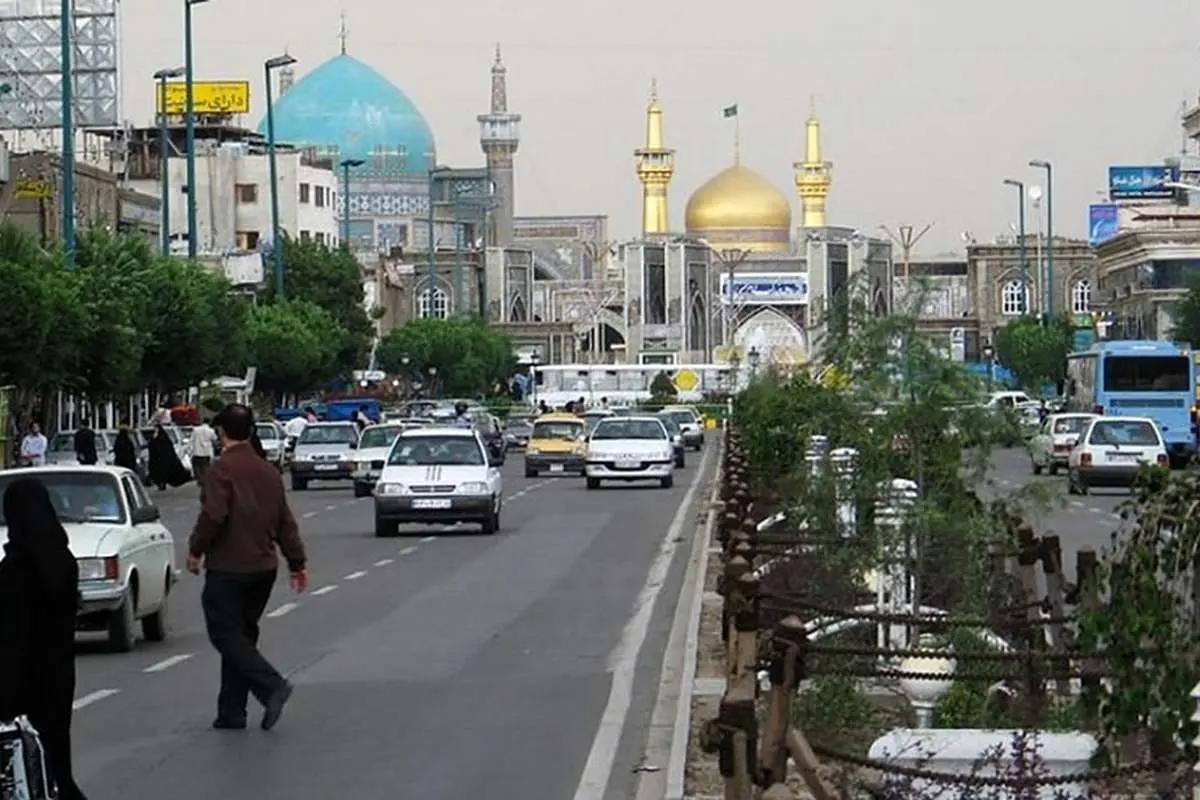 (عکس) حرکت خطرناک راننده مشهدی برای حمل جابهجایی چند شهروند!
