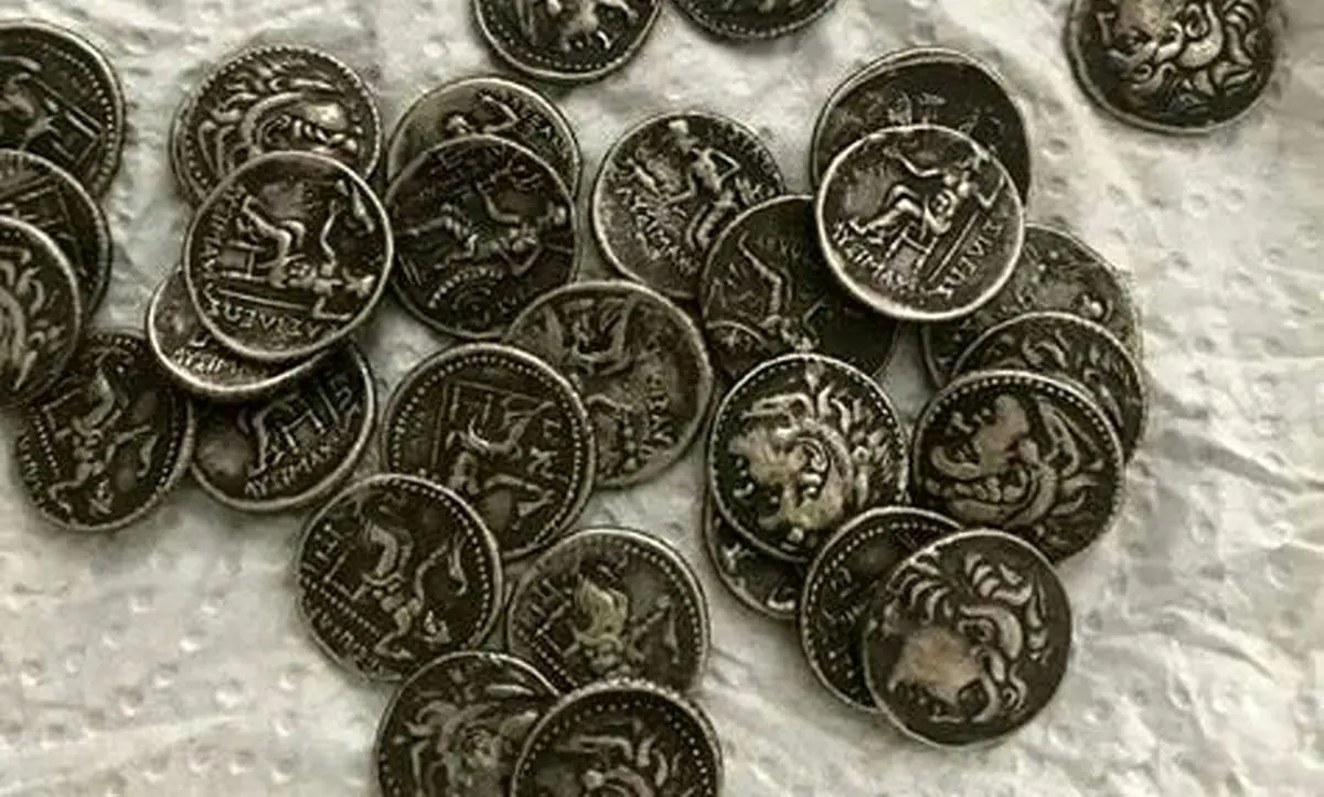 کشف ۱۲ سکه تاریخی در یک منزل شخصی در پردیسان قم
