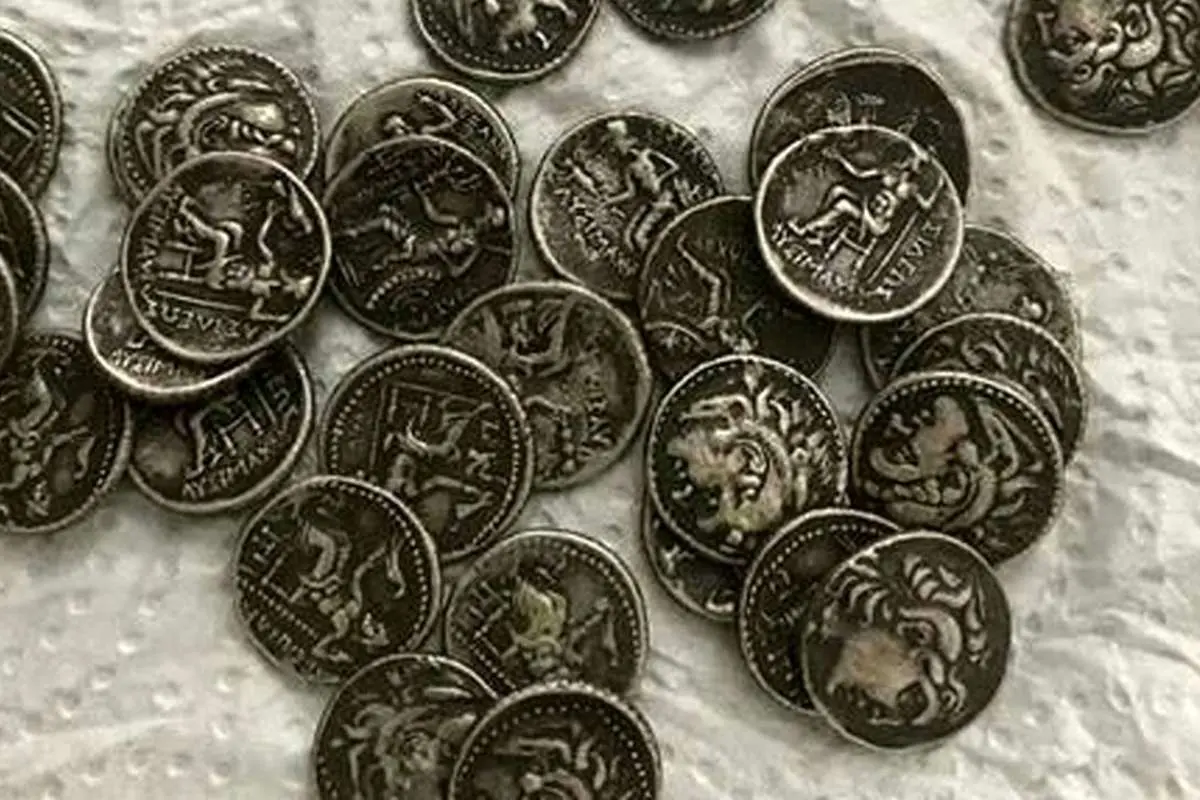 کشف ۱۲ سکه تاریخی در یک منزل شخصی در پردیسان قم