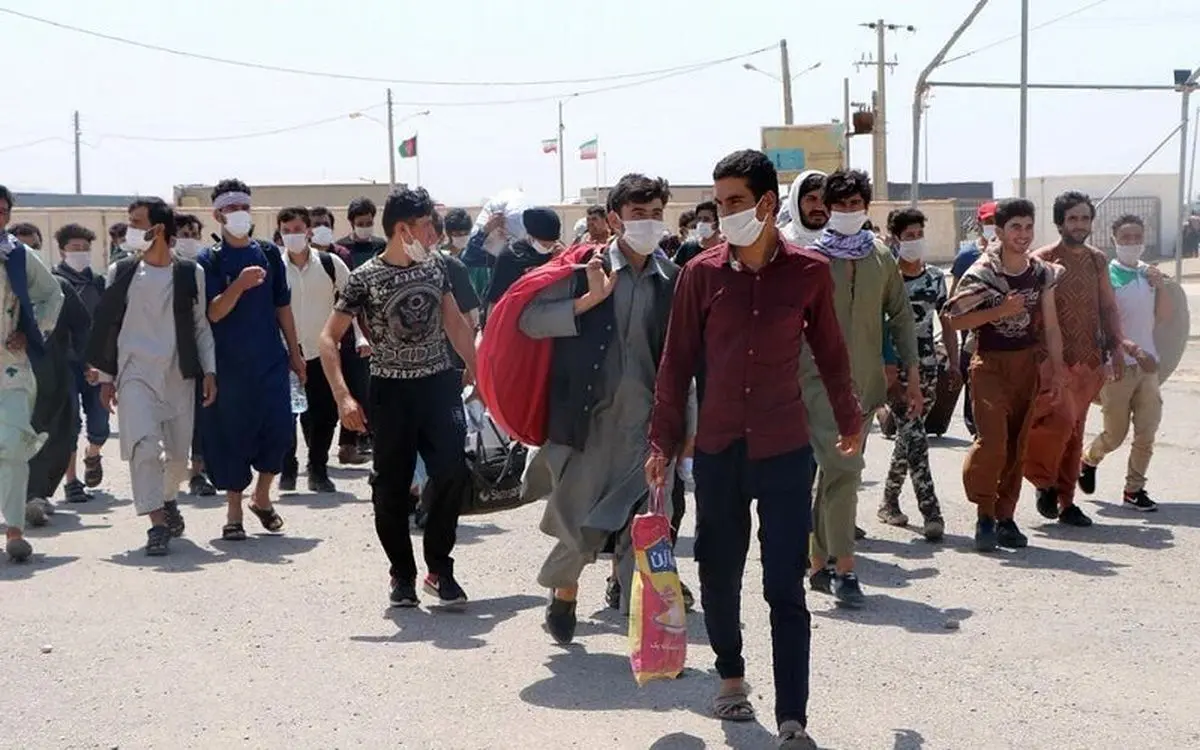 کیهان: مهاجران افغان از یارانه ایران استفاده می‌کنند /غیرقانونی‌ها را اخراج کنید