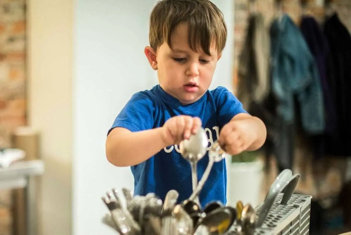 ۱۰ تکنیک راحت برای داشتن مودب‌ترین بچه در فامیل