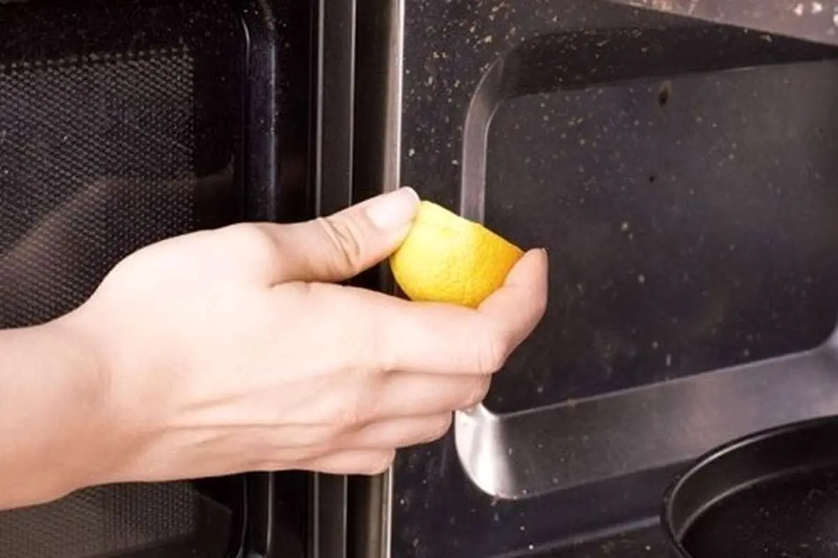 (ویدئو) لیموترش آغشته به جوش شیرین تا چه اندازه صفحه گاز شما را تمیز میکند؟