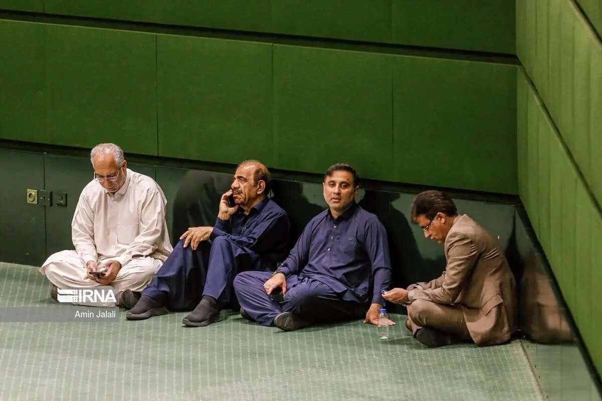 (تصاویر) حاشیههایی از جلسه علنی مجلس شورای اسلامی