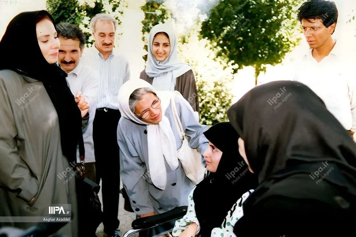تصاویر دیده نشده از بازدید سینماگران از سالمندان کهریزک و دیدار با آنیک در سال ۷۵