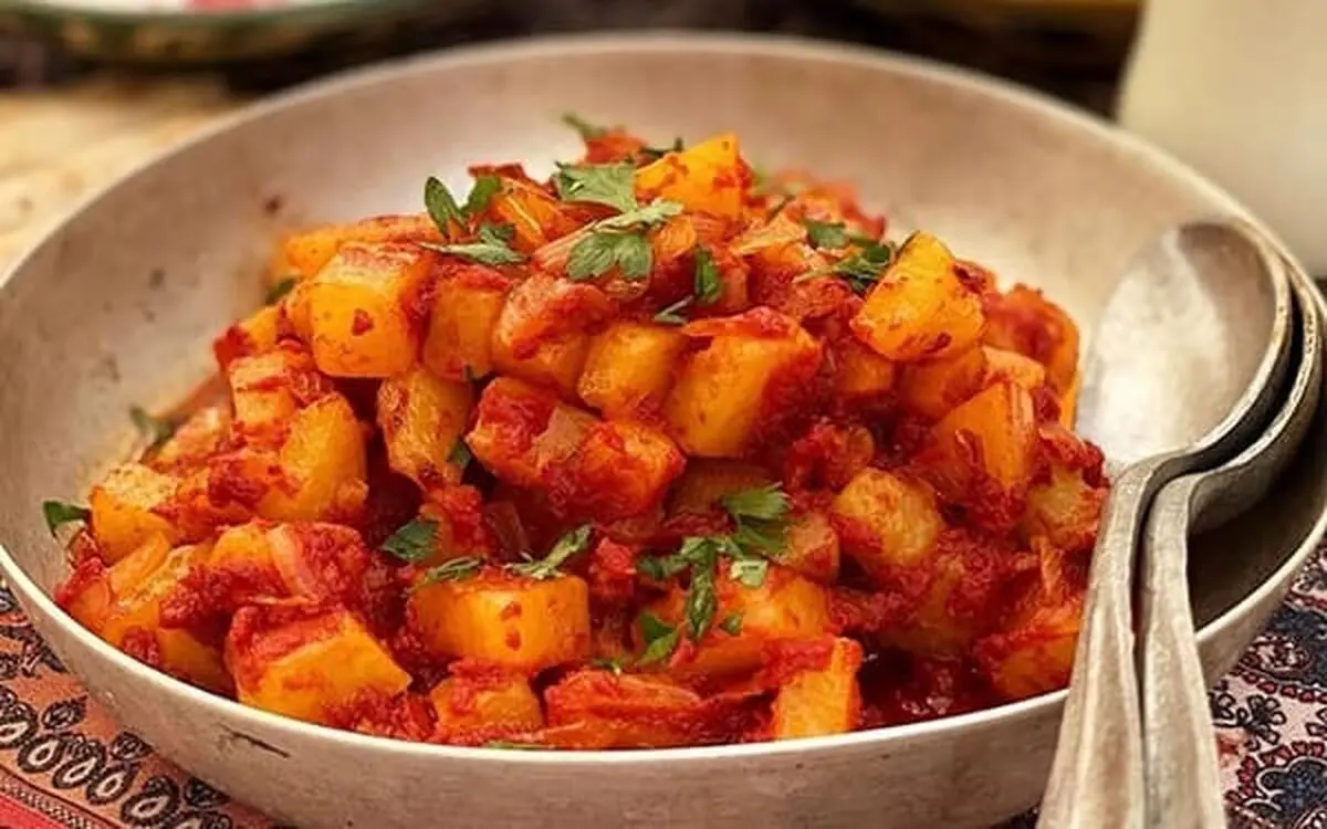 طرز تهیه دو پیازه آلو شیرازی؛ غذایی بدون گوشت و خوشمزه