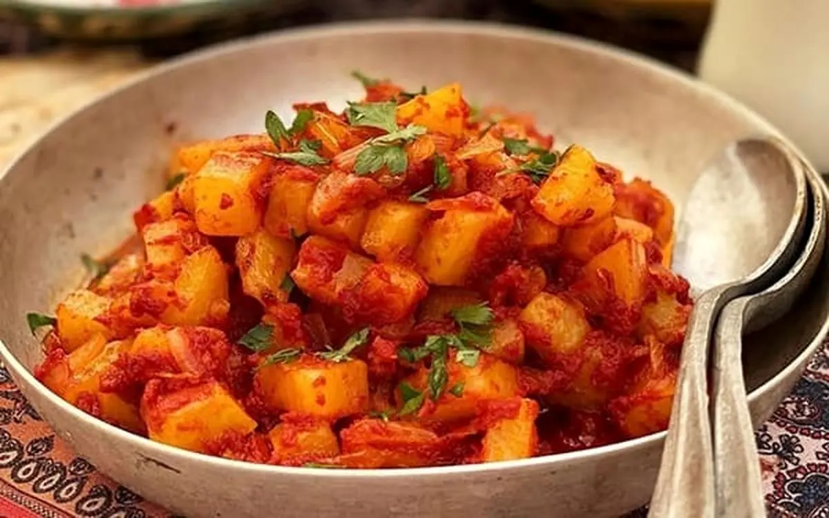 طرز تهیه دو پیازه آلو شیرازی؛ غذایی بدون گوشت و خوشمزه