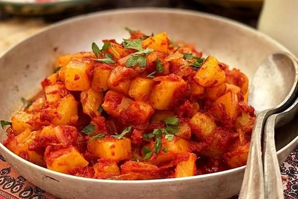 طرز تهیه دو پیازه آلو شیرازی؛ غذایی بدون گوشت و خوشمزه