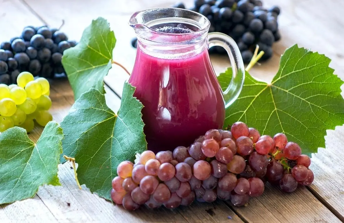 طرز تهیه یک آب انگور ساده و خوشمزه در خانه