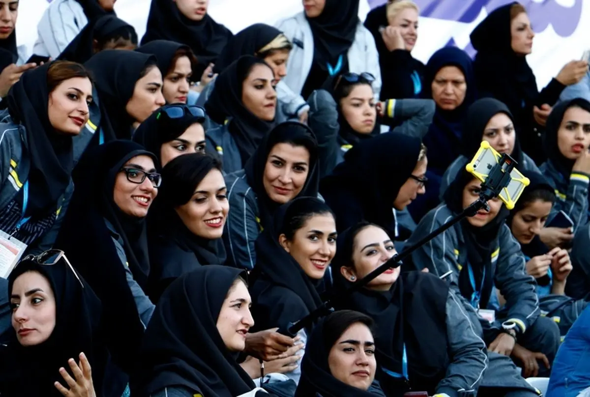 بنر عجیب و خبرساز درباره نحوه پوشش دانشجویان