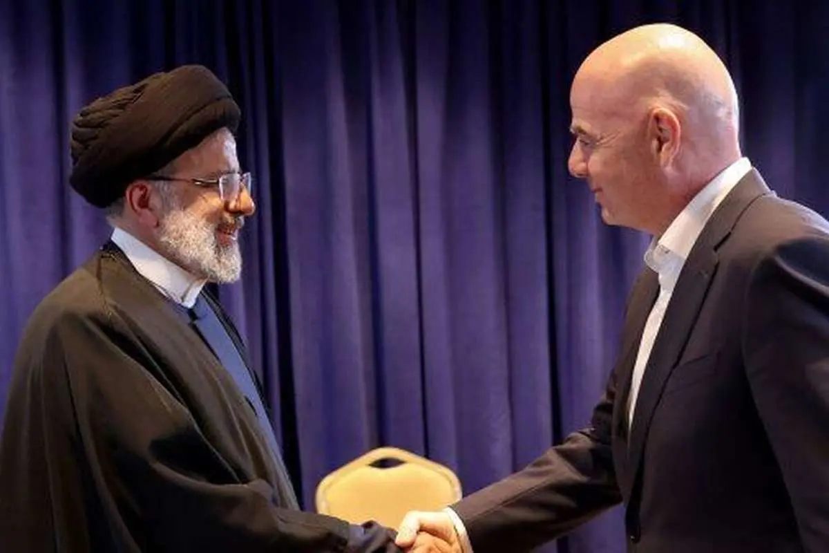 (عکس) یک پیراهن برای روحانی، یک توپ برای رئیسی و مشتی وعده برای زنان
