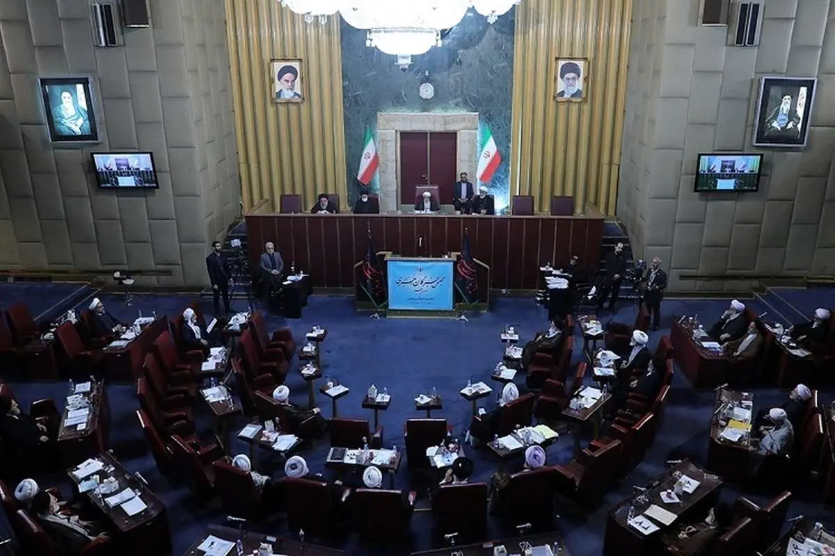 عکسی از تنها نماینده غیرروحانی مجلس خبرگان رهبری