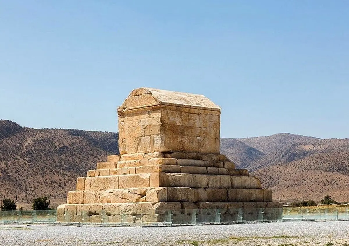 مقبرۀ کوروش زمانی که هنوز «ستون» داشت