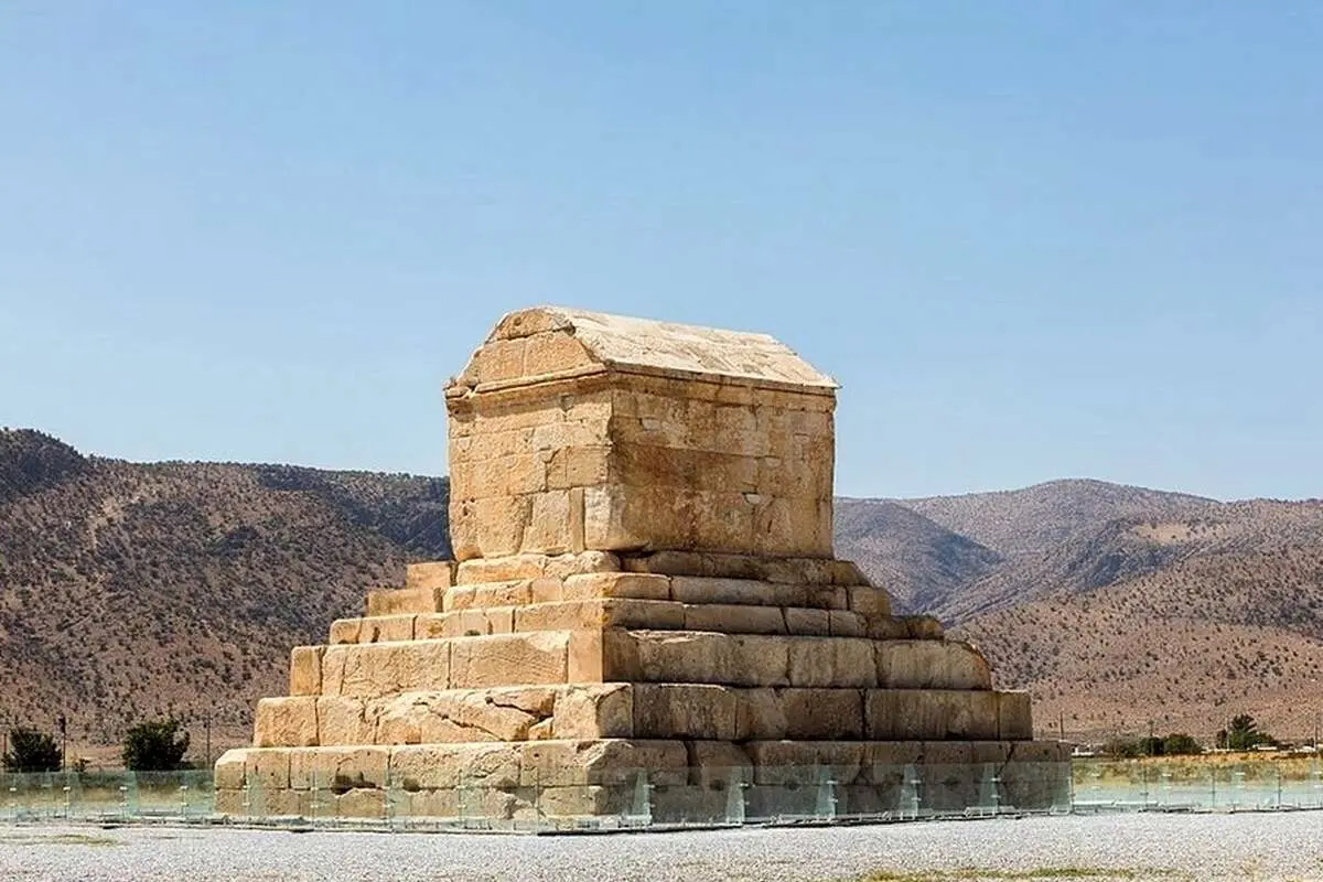 مقبرۀ کوروش زمانی که هنوز «ستون» داشت