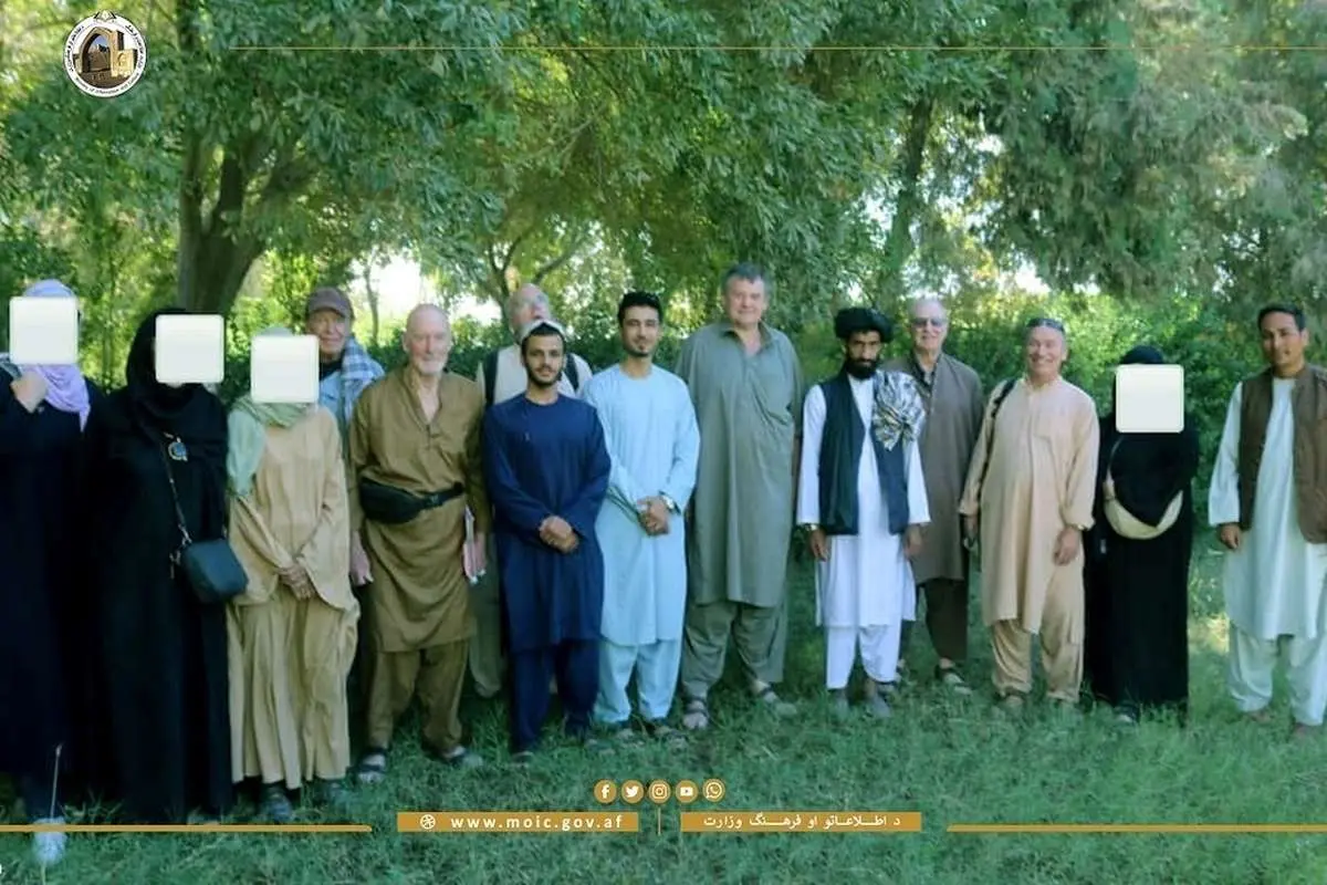 (عکس) طالبان چهره زنان گردشگر خارجی را پوشاند!