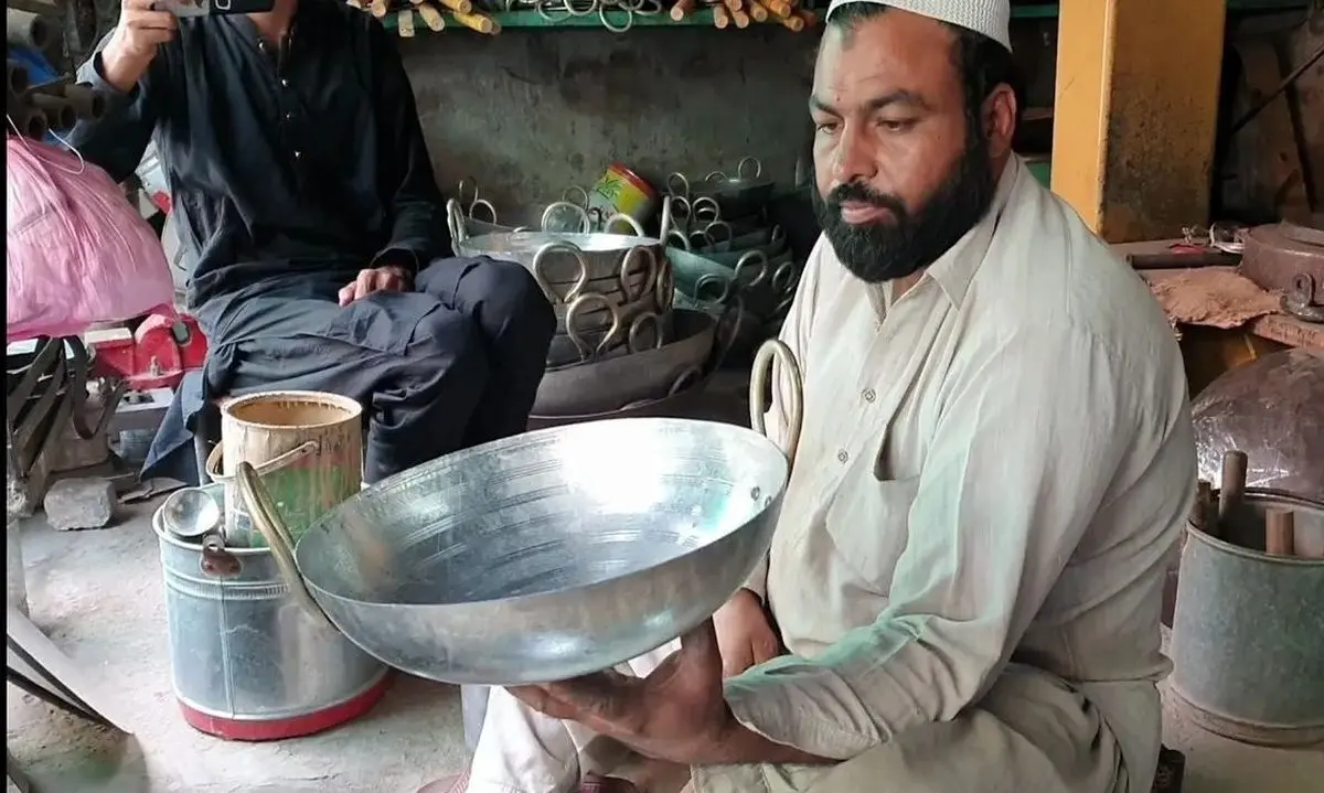 (ویدئو) فرآیند جالب ساخت تابه و ظروف آشپزی از آهن زنگ زده