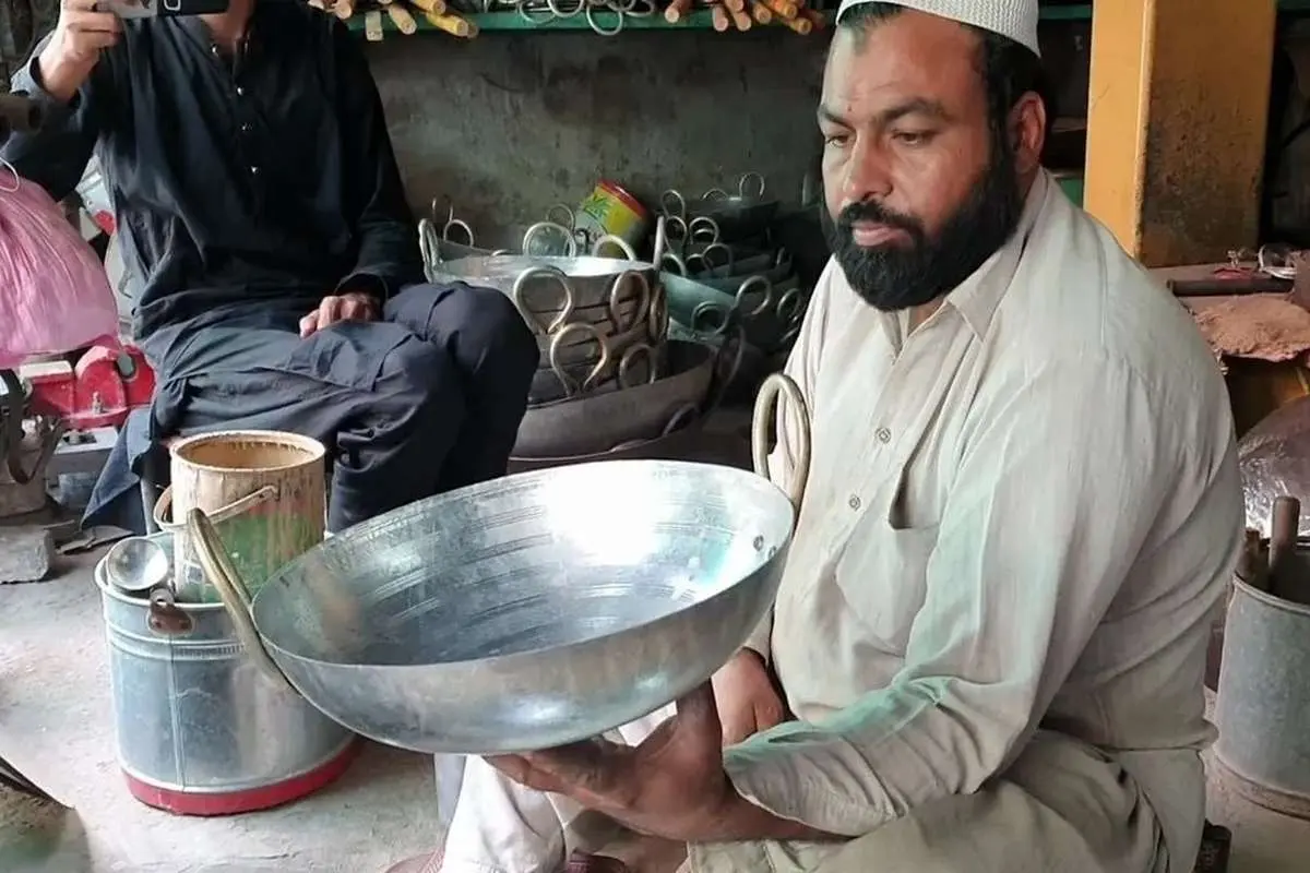 (ویدئو) فرآیند جالب ساخت تابه و ظروف آشپزی از آهن زنگ زده
