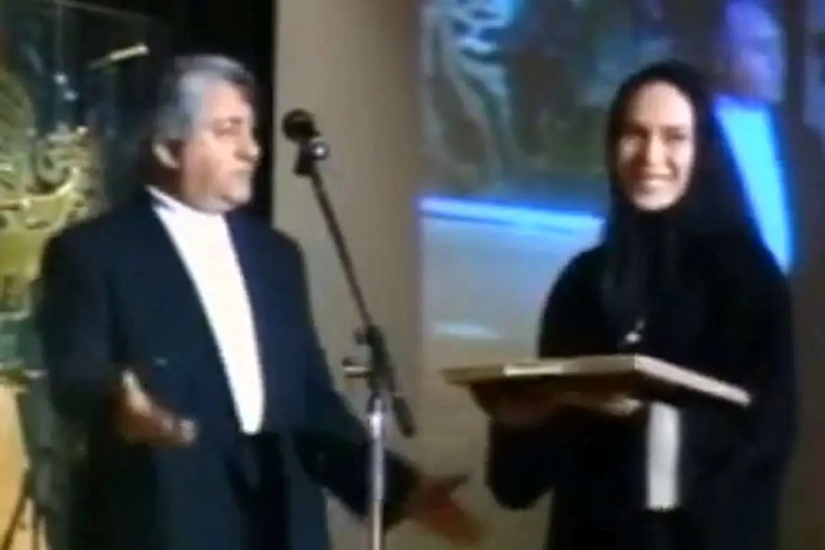 (ویدئو) جایزه گرفتن افسانه بایگان و فاطمه گودرزی از استاد انتطامی ۱۳۷۴