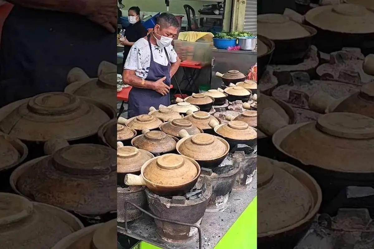 (ویدئو) غذای خیابانی؛ پخت پلو مرغ سفالی مشهور در خیابانهای کوالالامپور