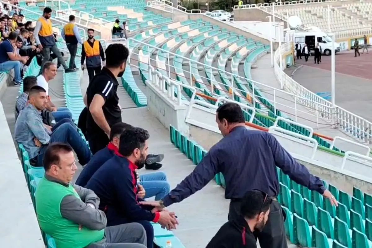 (ویدیو) درگیری هواداران دو تیم فولاد و هوادار روی سکو