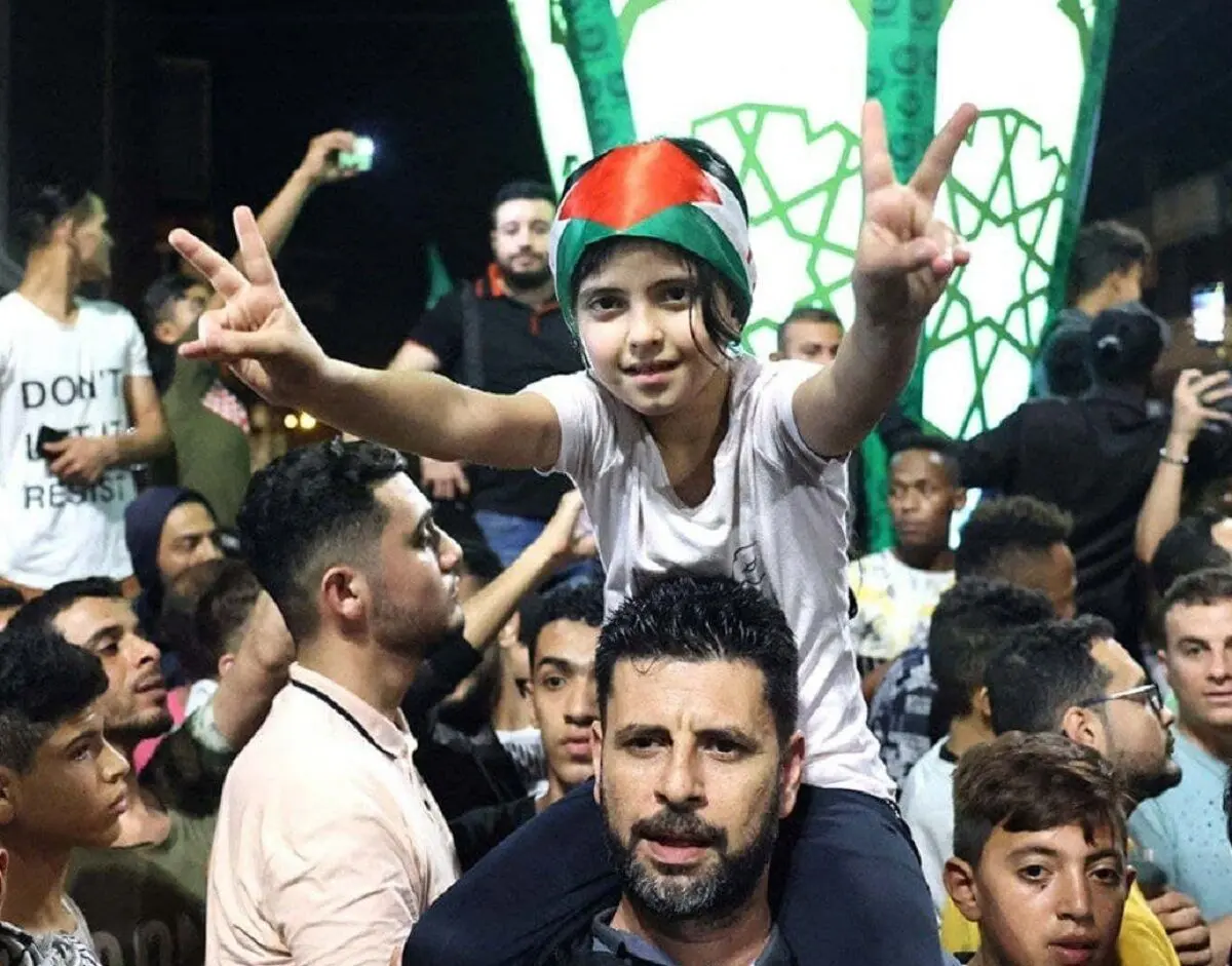 (عکس) شادی مردم فلسطین روی خودروهای نظامی اسرائیل