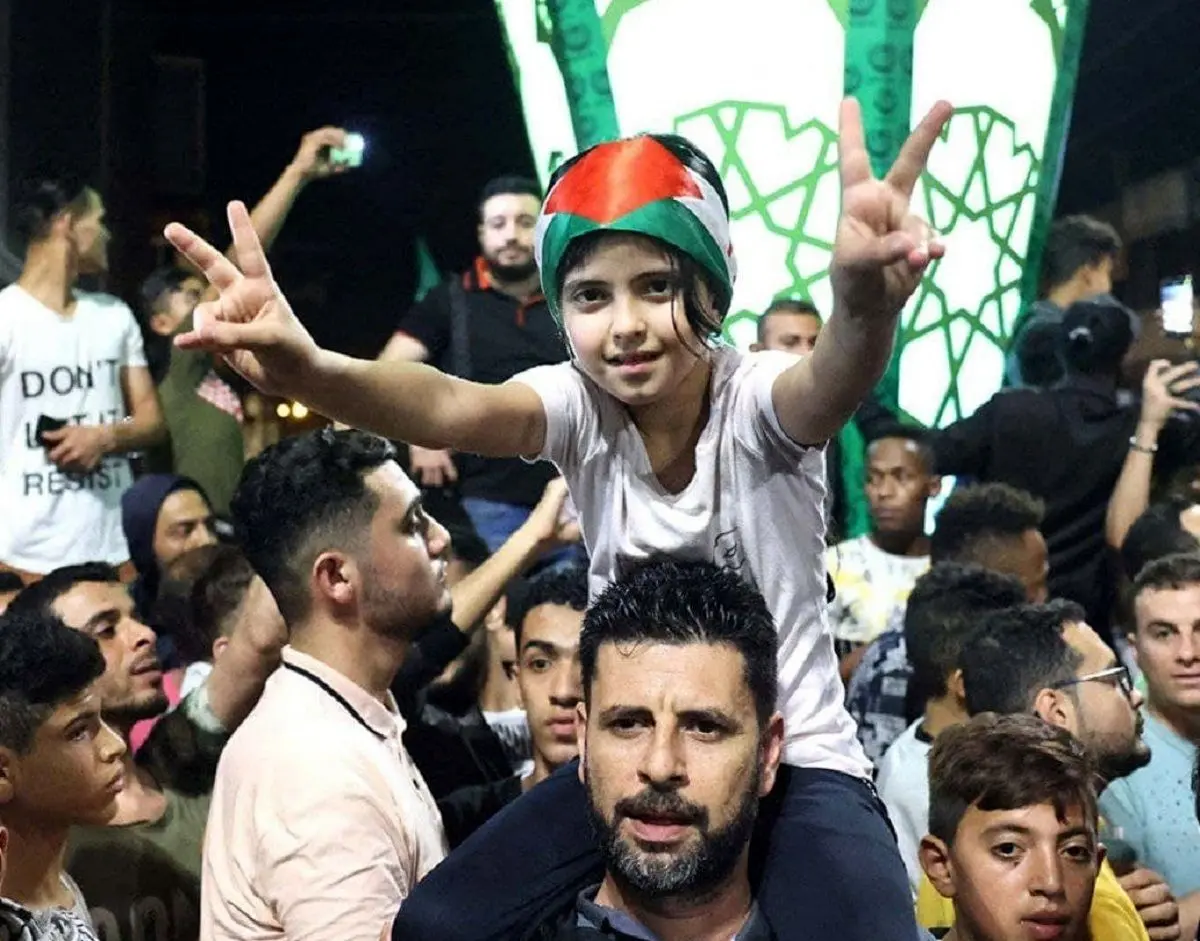 (عکس) شادی مردم فلسطین روی خودروهای نظامی اسرائیل