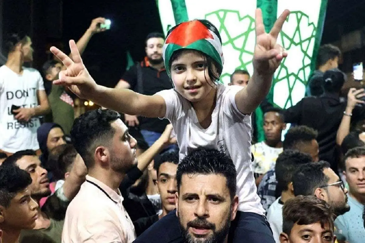 (عکس) شادی مردم فلسطین روی خودروهای نظامی اسرائیل