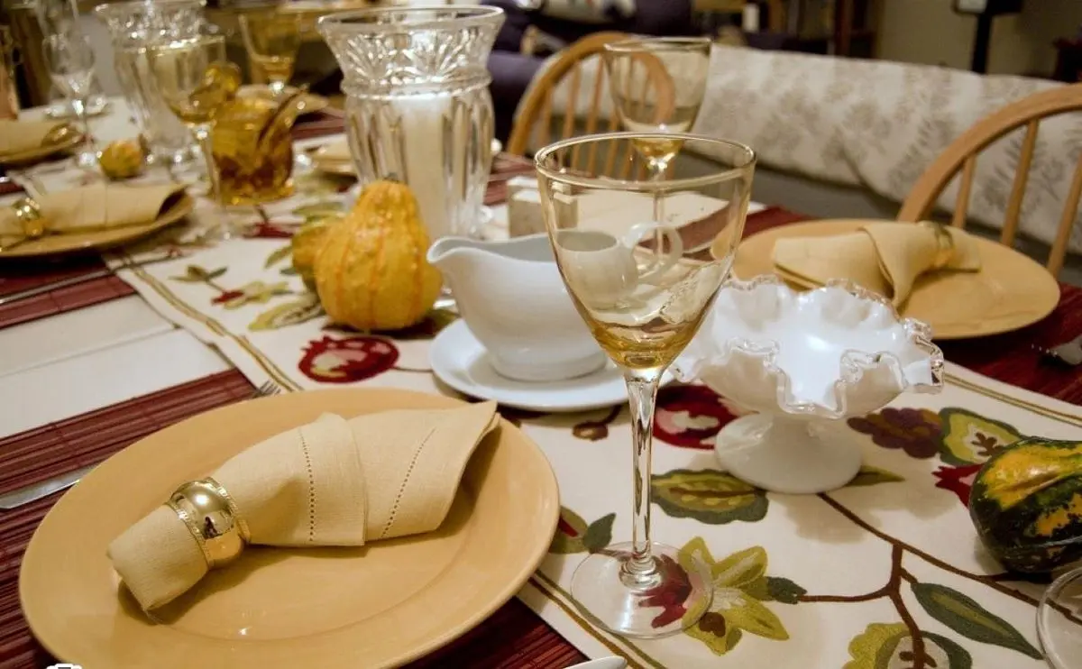 ۶ ایده برای چیدمان یک میز شام رسمی