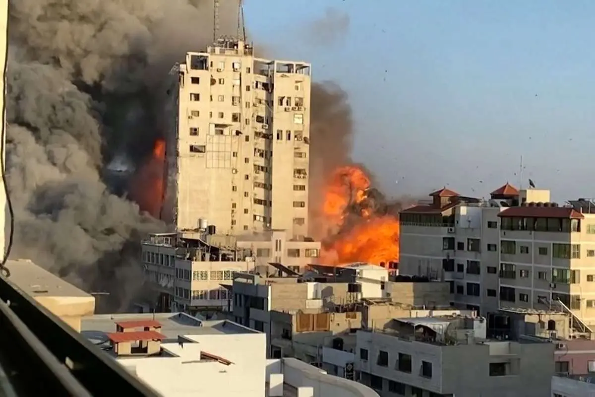 (ویدئو) لحظه فروریختن چند برج مسکونی غزه در حملات اسرائیل