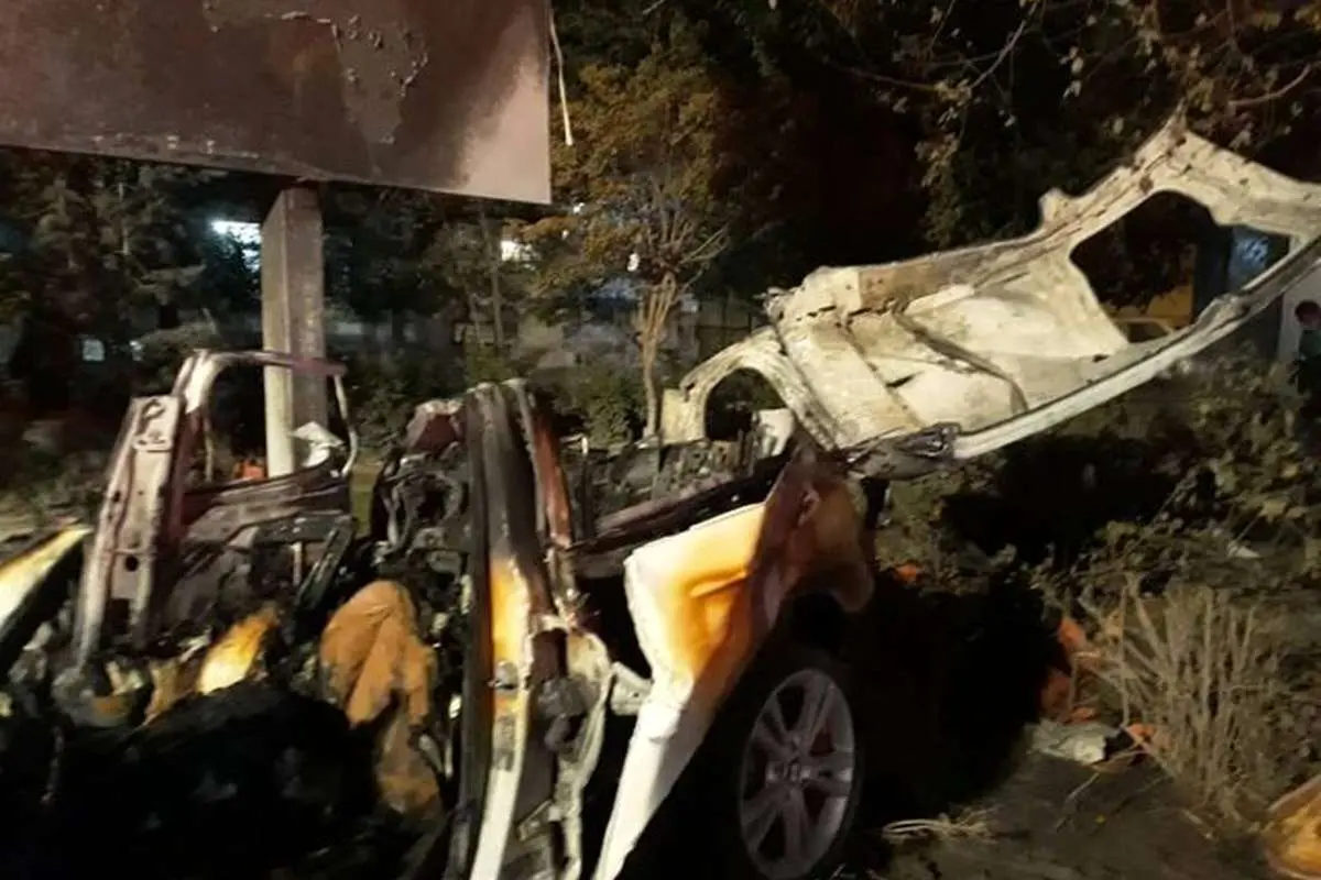 (ویدیو) تصادف خسارتبار BMW سری ۸ با خودروی دنا در حوالی جنتآباد تهران در شب