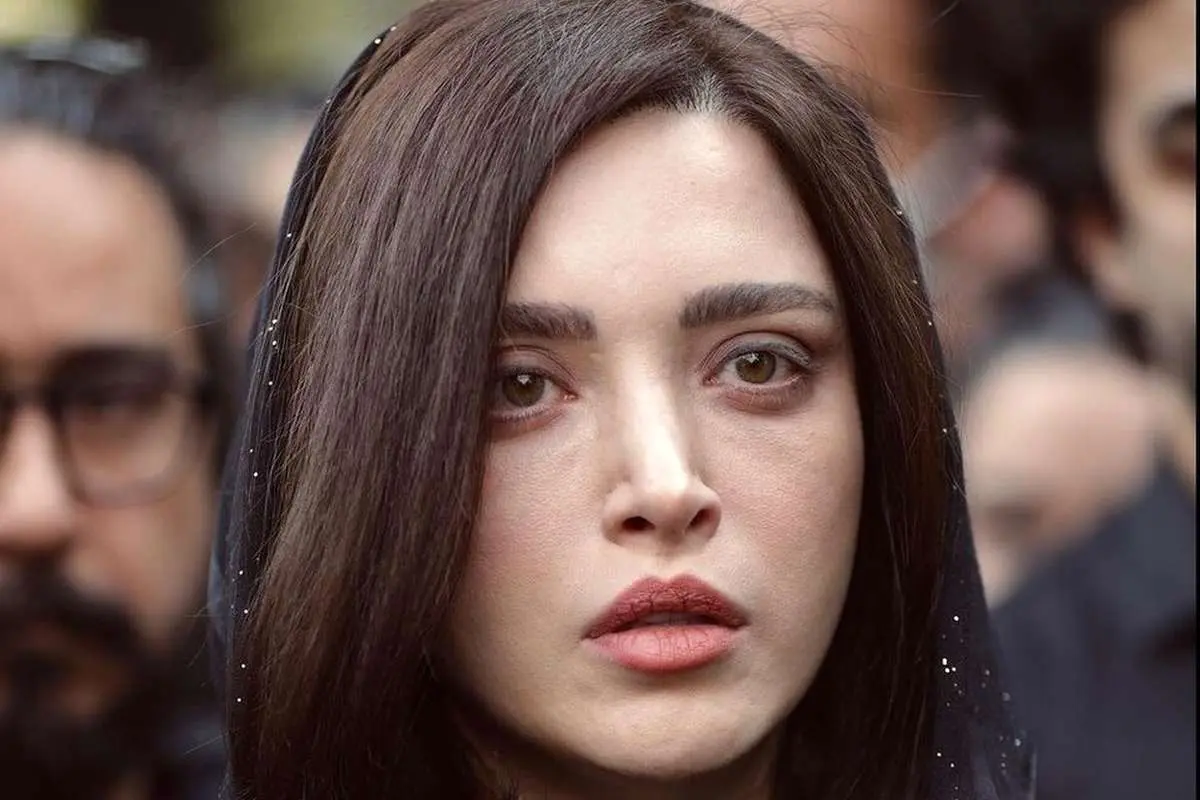 (تصاویر) اشک‌های بهنوش طباطبایی و سحر دولتشاهی در مراسم وداع با آتیلا پسیانی