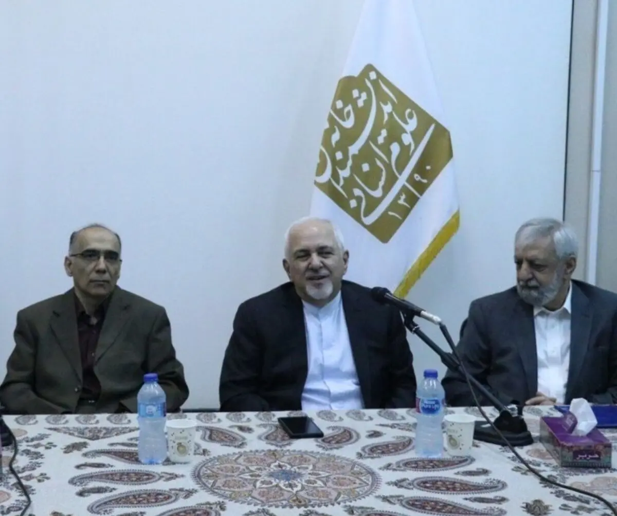 ظریف: در معادلات بین المللی یا دور میز و پشت میز می‌نشینید یا روی میز!