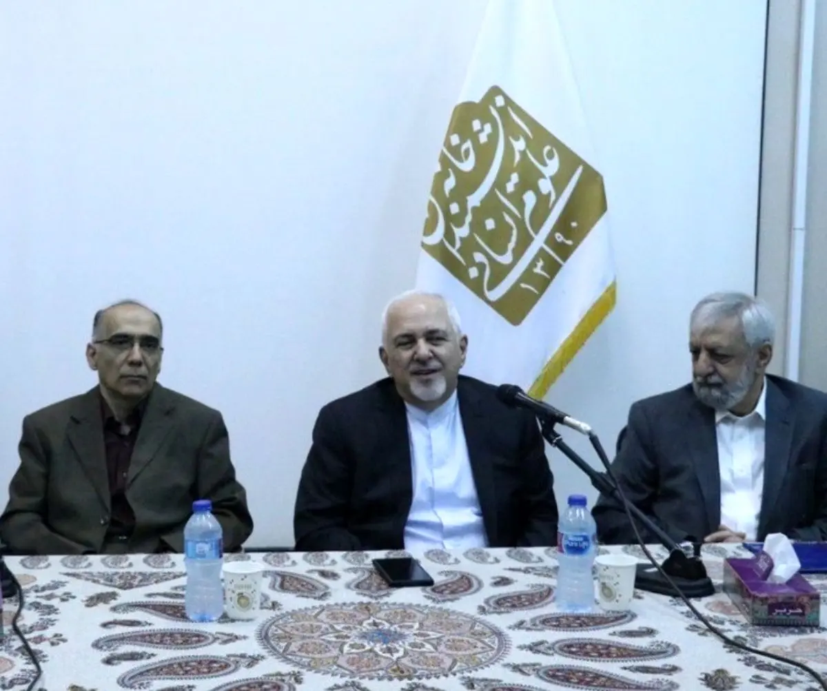 ظریف: در معادلات بین المللی یا دور میز و پشت میز می‌نشینید یا روی میز!