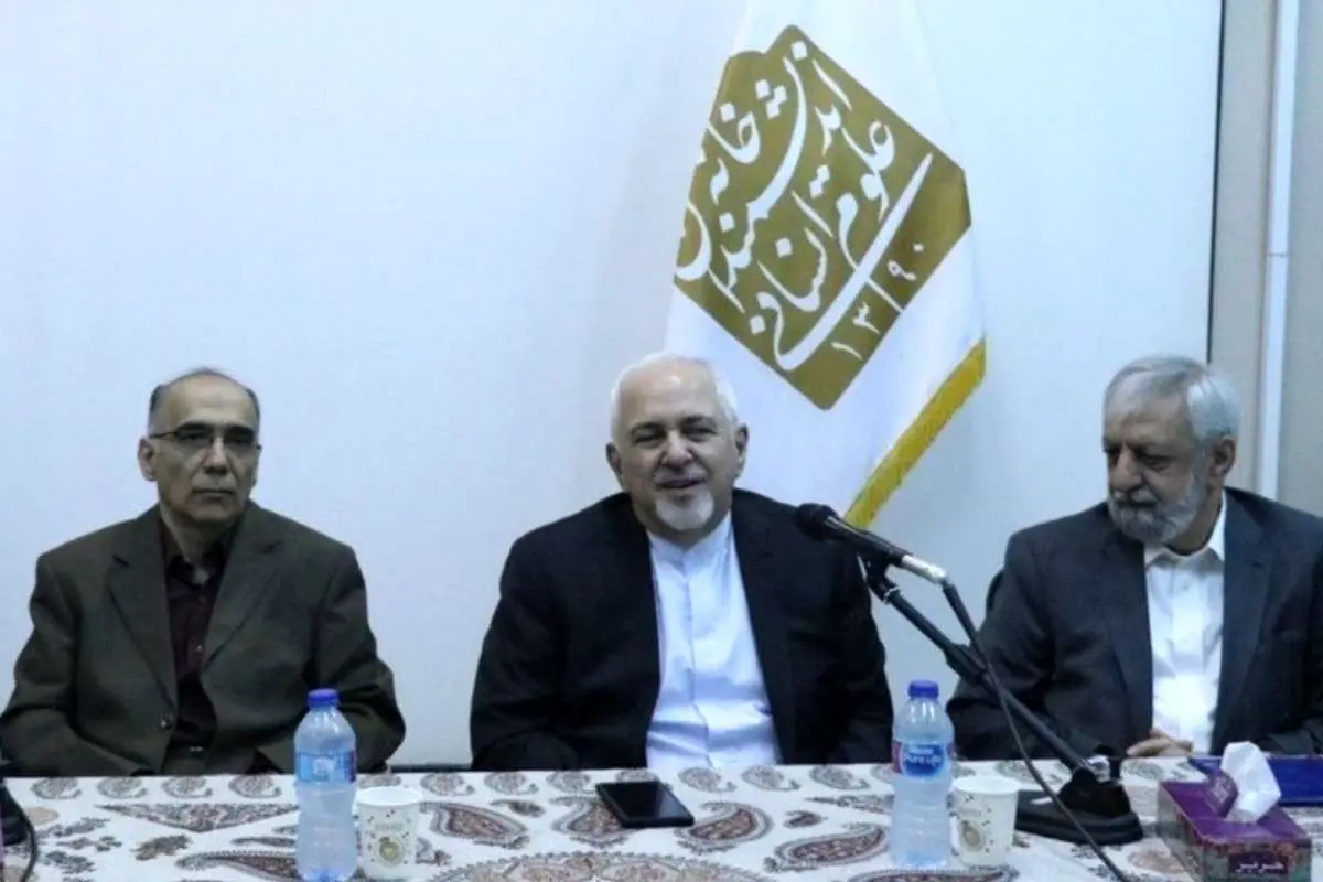 ظریف: در معادلات بین المللی یا دور میز و پشت میز مینشینید یا روی میز!