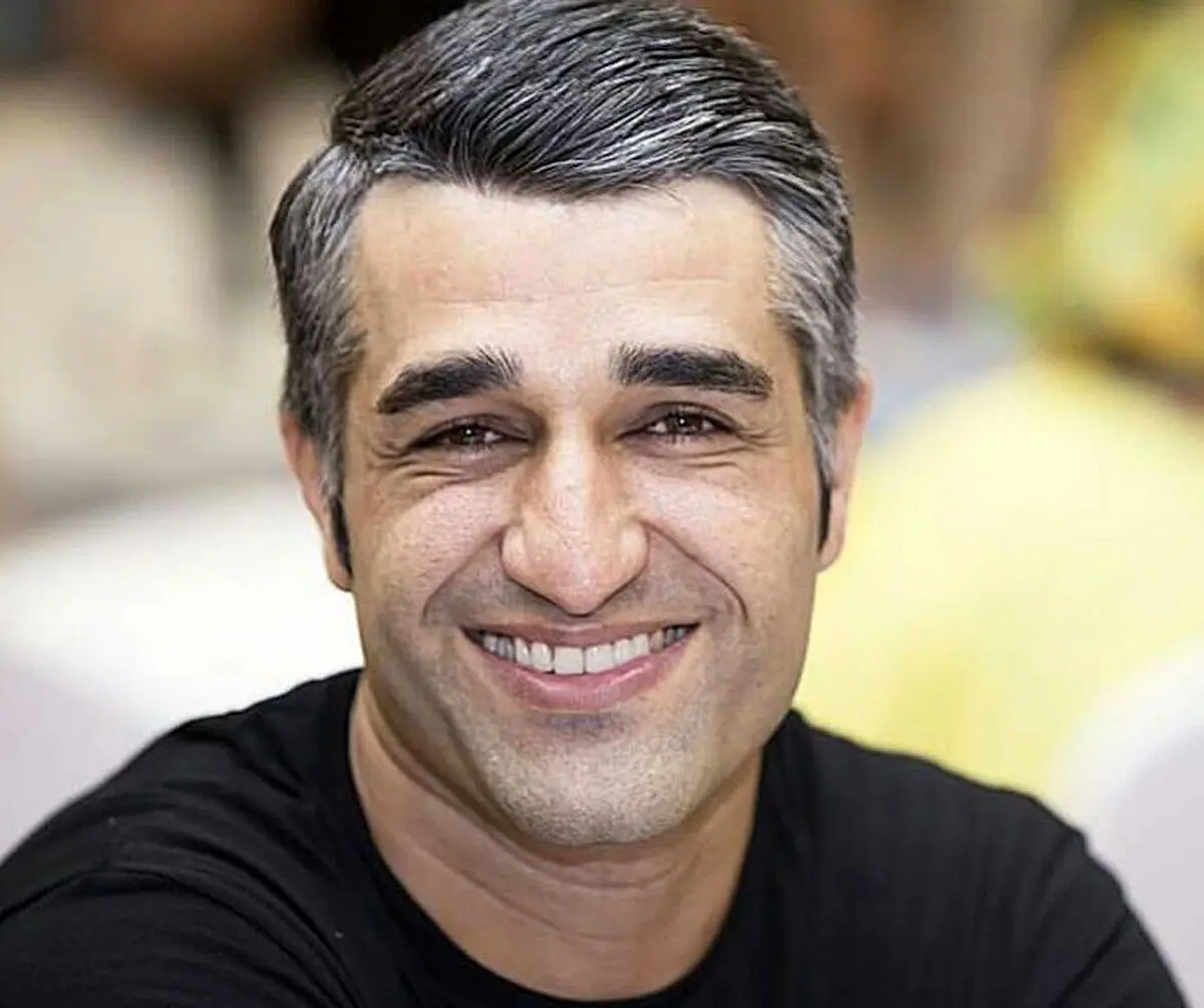 (عکس) رونمایی پژمان جمشیدی از حلقه ازدواجش در مراسم خاکسپاری آتیلا پسیانی