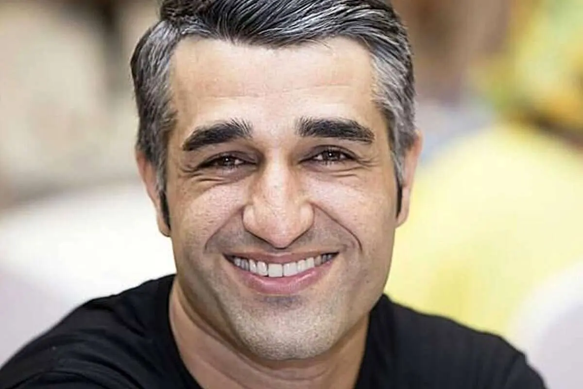 (عکس) رونمایی پژمان جمشیدی از حلقه ازدواجش در مراسم خاکسپاری آتیلا پسیانی