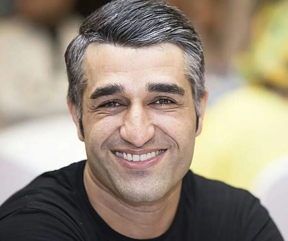 (عکس) رونمایی پژمان جمشیدی از حلقه ازدواجش در مراسم خاکسپاری آتیلا پسیانی