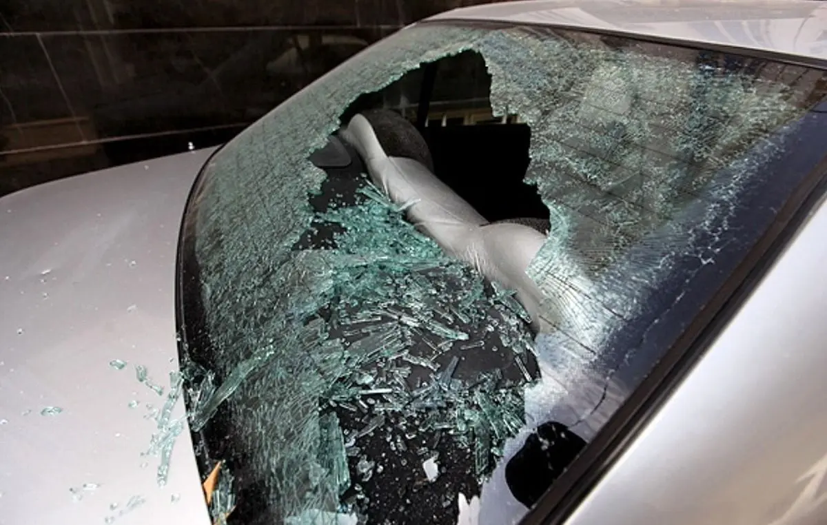 (ویدیو) حرکت جنون‌آمیز یک زن؛ شکستن شیشه خودروهای عبوری