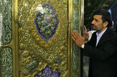 عکس: احمدی نژاد در حرم حضرت زینب(س)