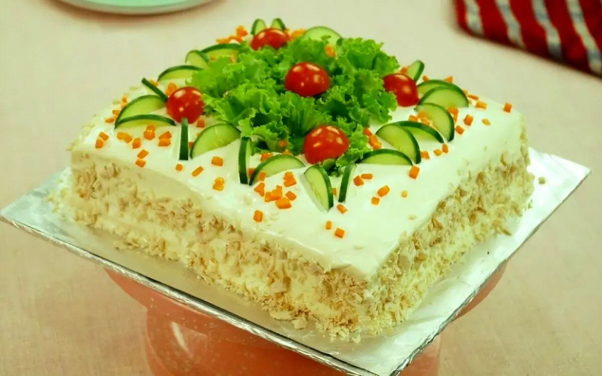کیک مرغ و گردو؛ غذایی مناسب برای دورهمی‌های شما!