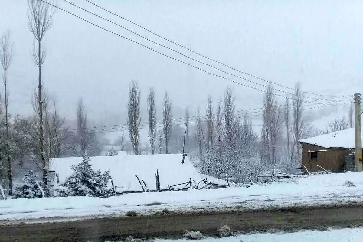 این نقطه کشور الان برف میبارد / مردم این مناطق پاییز برفی را تجربه میکنند