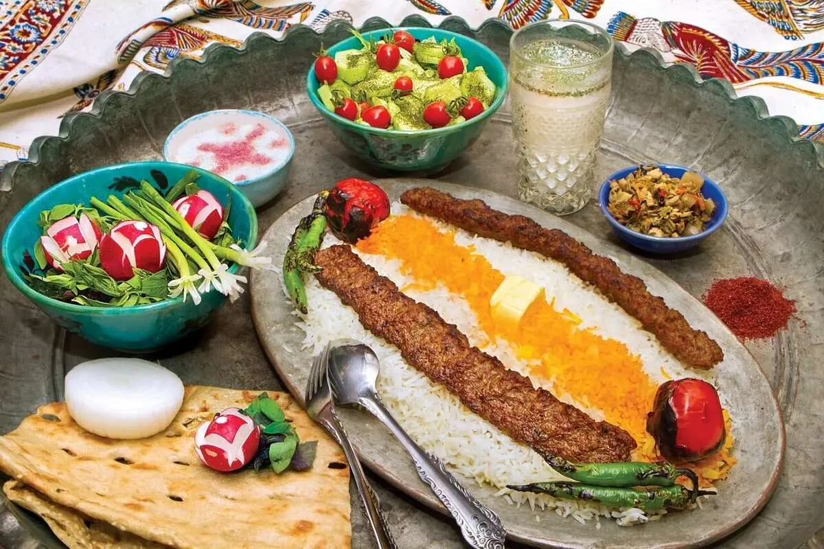 تصویر عجیب از قیمت کباب و برنج در یک رستوران قدیمی/ وقتی کباب از برنج ارزان‌تر بود