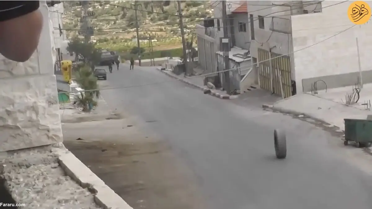 (ویدئو) لاستیک فلسطینی‌ها سرباز اسرائیلی را زمین زد!