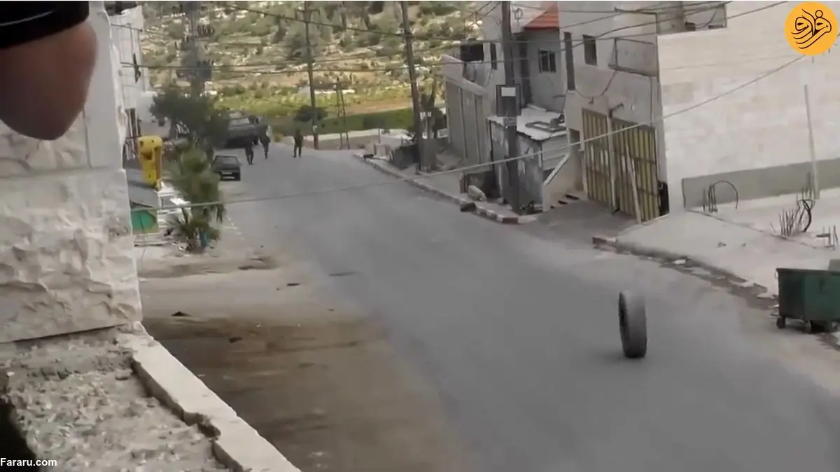 (ویدئو) لاستیک فلسطینی‌ها سرباز اسرائیلی را زمین زد!