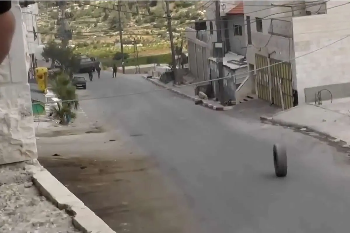 (ویدئو) لاستیک فلسطینیها سرباز اسرائیلی را زمین زد!
