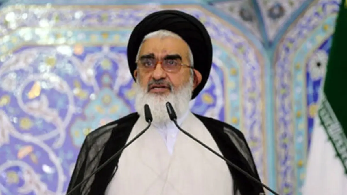 امام جمعه قم: برخی از جریان‌ها قسم خورده‌اند که آبروی روحانیت را ببرند