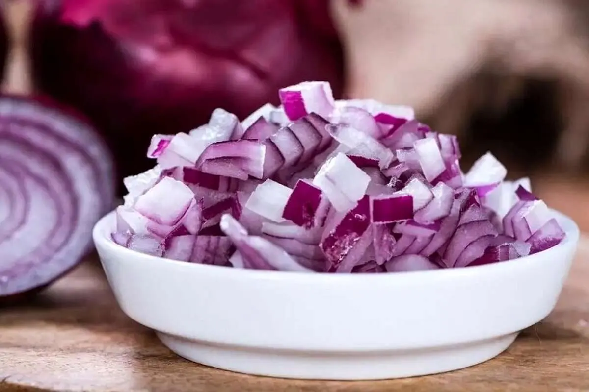 چرا پیاز خرد شده را نباید در یخچال گذاشت؟