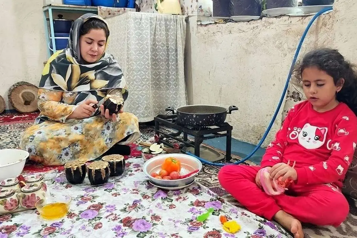 (ویدئو) پخت یک غذای سنتی با بادمجان و گوشت توسط خانواده روستایی ایرانی