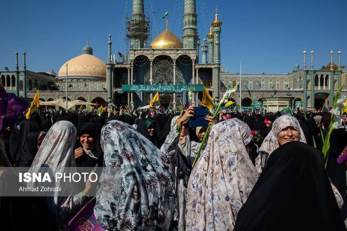 (عکس) گردشگران خارجی با چادر در قم